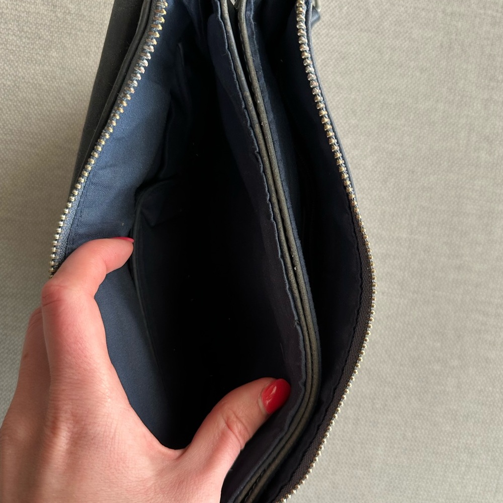 Francesca’s Navy Leather Crossbody Bag - Picture 4 of 6